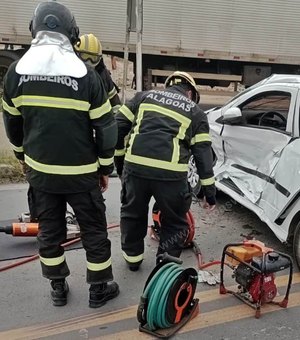 Estudante de medicina fica ferida após colisão entre carro e caminhão na BR-101