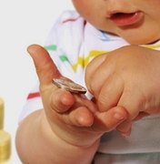 Especialista alerta para o risco de crianças engolirem moedas e pequenos brinquedos