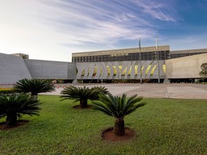 Ministro do STJ anuncia aposentadoria durante sessão
