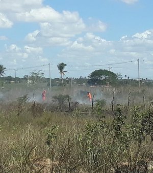 Bombeiros controlam fogo em vegetação perto de colégio no Benedito Bentes