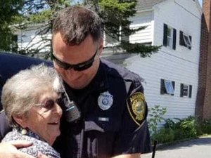 Senhora de 93 anos realiza 'sonho' de ser presa