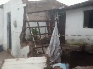 [Vídeo] Cratera se abre e derruba muros de duas residências no Conjunto Frei Damião, em Arapiraca