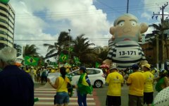 Centenas de pessoas comparecem a ato pró-impeachment na orla de Maceió