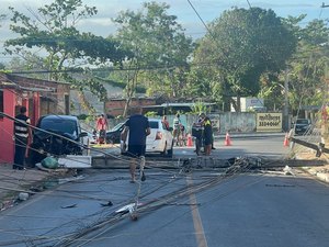 Carro colide em poste e espalha grande quantidade de fios na pista; motorista ficou ferido