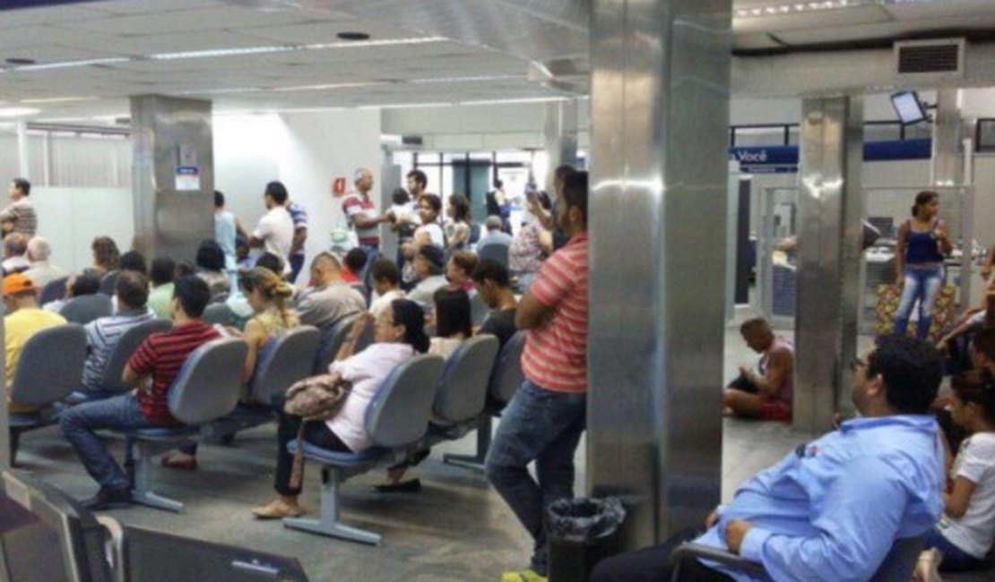 MPAL e Procon Maceió fiscalizam agência bancária no Centro por desrespeito à lei das filas