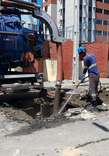 Prefeitura desobstrui 100 metros de galeria e reforça rede drenagem na Cruz das Almas