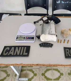 Jovem é presa com revólver e drogas no Centro de Arapiraca