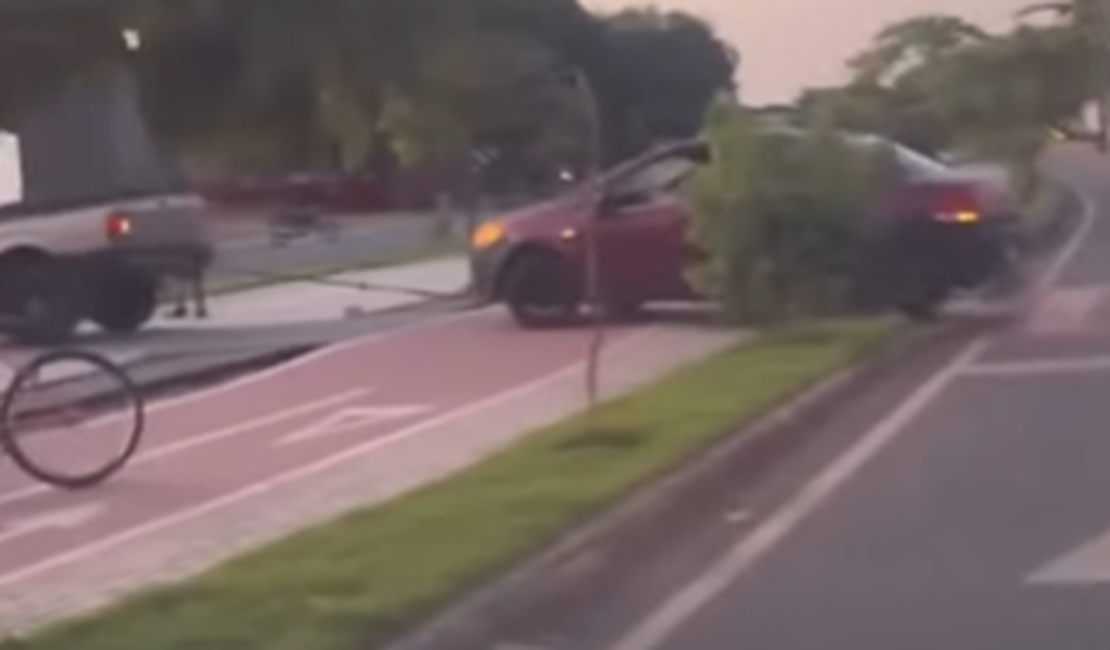 Motorista invade ciclovia e reboca carro em área exclusiva de lazer em Arapiraca