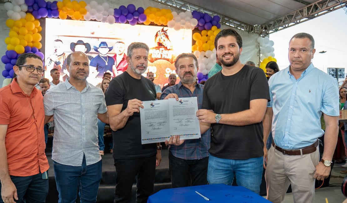 Prefeitura de Traipu entrega obras para a saúde e educação e assina ordens se serviços