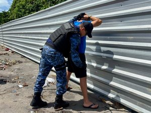 Turista é preso por tráfico de drogas no Mercado da Produção, em Maceió