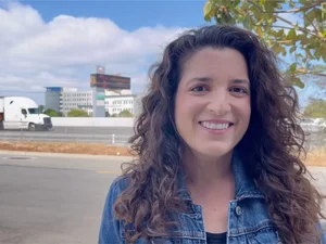 Mulher que alugou outdoor para achar marido engata namoro sério