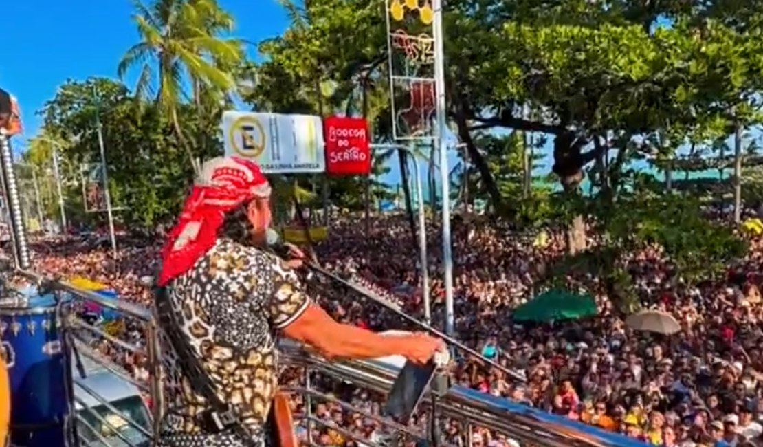 Bell Marques puxa bloco em Maceió e celebra energia do público no primeiro dia do ano
