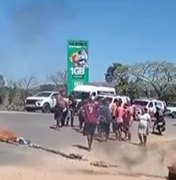 [Vídeo] Moradores do Brivaldo Medeiros fecham rodovia AL-115 em protesto contra falta de água