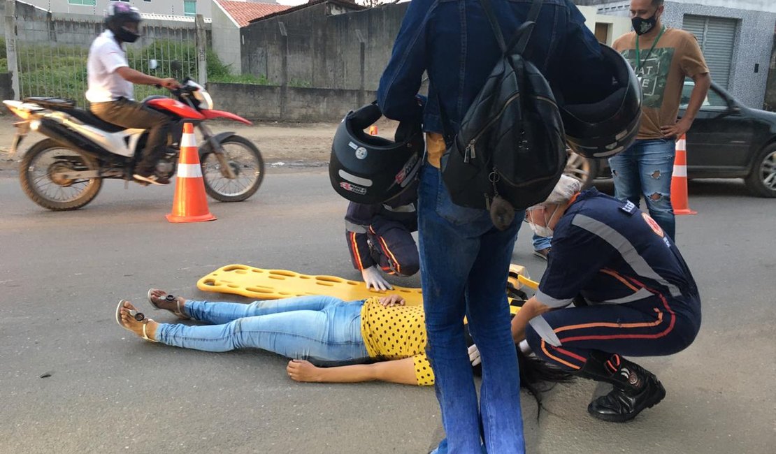 [Vídeo] Mulher tentar desviar de gato e sofre acidente de moto em Arapiraca