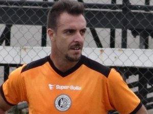 Atacante Josy aguarda regularização e Max Carrasco pode ficar à disposição