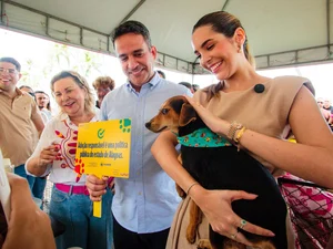 Rosinha é adotada por governador e primeira-dama em feira de acolhimento de animais