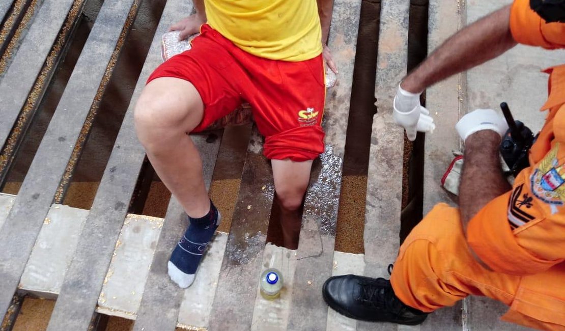 [Vídeo] Homem prende perna em maquinário e é resgatado no bairro da Forene