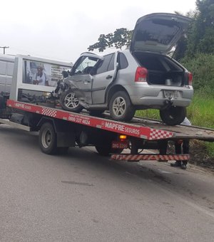 Colisão frontal atinge três veículos em Matriz de Camaragibe