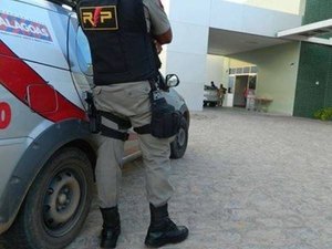 Homem é atacado pelas costas com golpes de faca