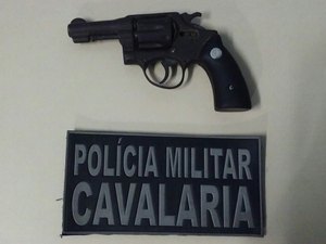 Cavalaria da PM apreende adolescente que corria em via pública com arma de fogo