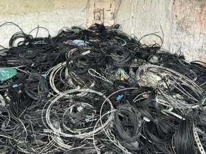 Mais de 100 toneladas de fios obsoletos são retirados dos postes de Maceió