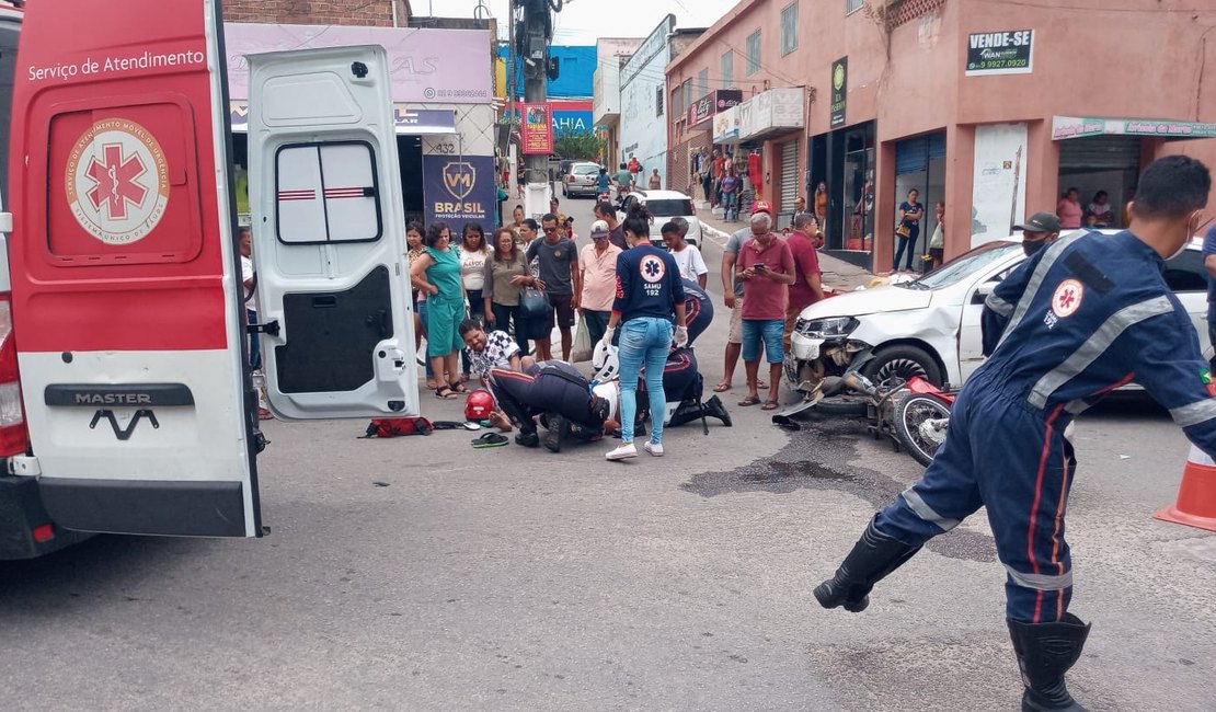 Casal em uma moto fica ferido ao bater em carro no Parque Ceci Cunha em Arapiraca