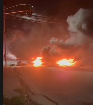 Protesto por falta de água interdita Avenida Governador Lamenha Filho no Feitosa