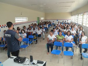 Ação sobre os perigos relacionados ao uso de drogas é realizada com estudantes, em Penedo