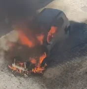Carro pega fogo e assusta moradores na Antiga Rua da Feira, em Maragogi