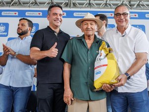 Paulo Dantas entrega sementes e pavimentação urbana em Dois Riachos