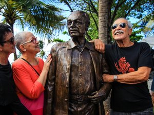 Prefeitura inaugura estátua em homenagem ao ator Paulo Gracindo em Maceió