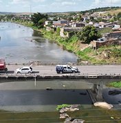 Caminhão-pipa colide contra proteção de ponte na BR-316, em Atalaia