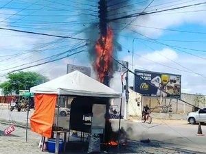 Incêndio em poste deixa bairro sem energia e sem internet em Arapiraca