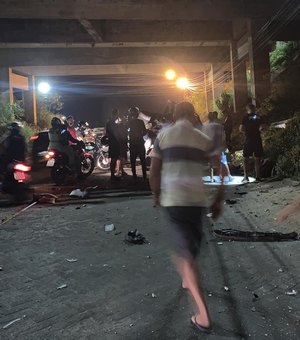 Três crianças ficam feridas após carro cair de viaduto em Arapiraca