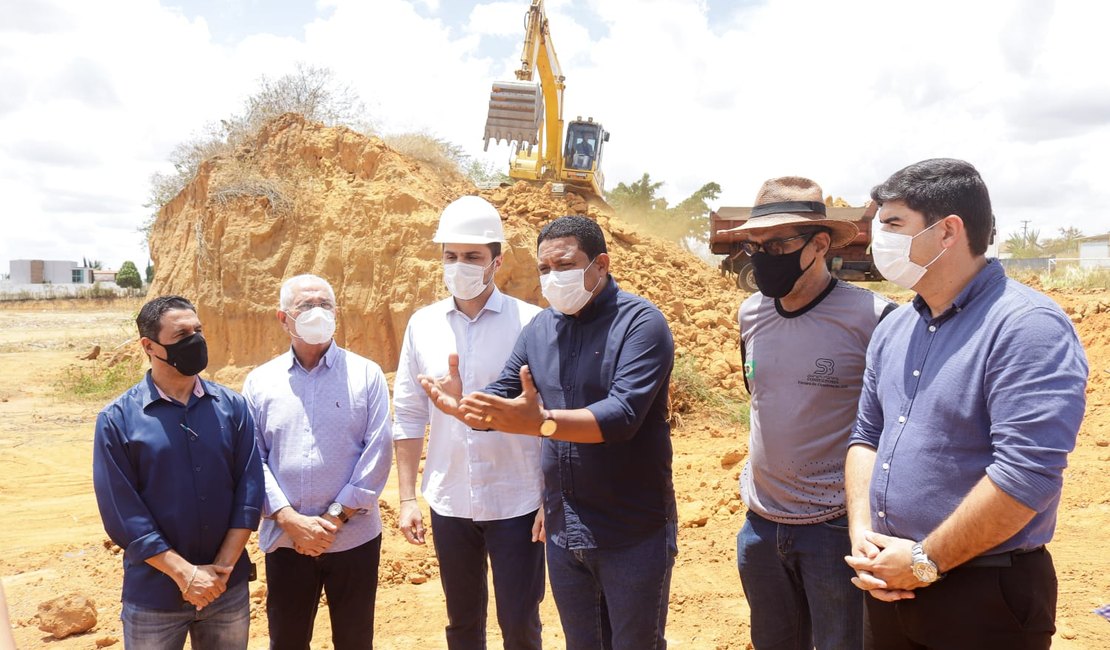 Júlio Cezar e Alexandre Ayres acompanham inicio da obra do Hospital Regional do Médio Sertão