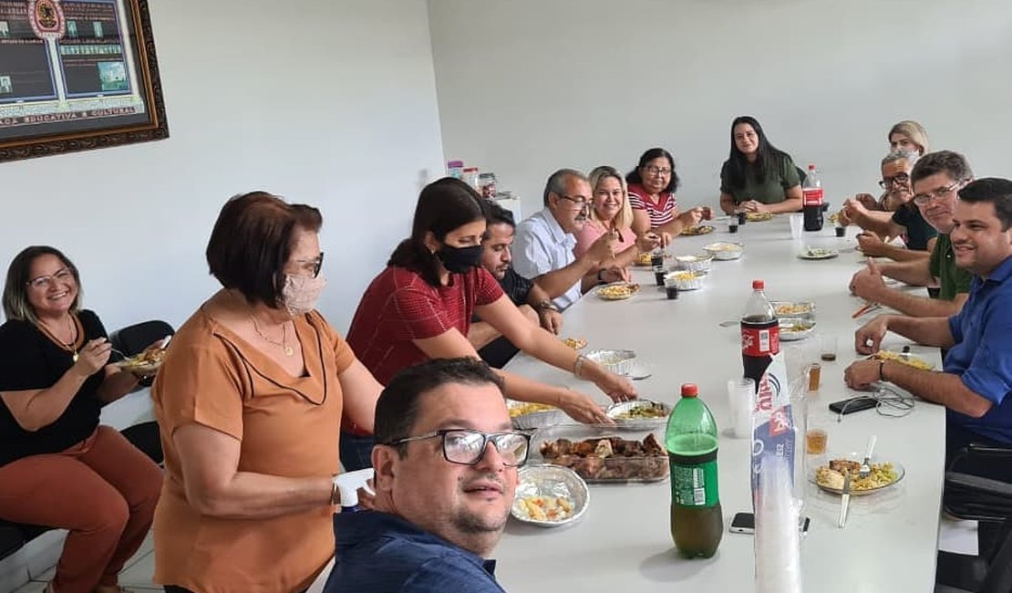 Presidente da Câmara Municipal de Arapiraca promove almoço entre funcionários