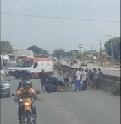 Colisão entre moto e bicicleta deixa dois feridos perto do viaduto da PRF