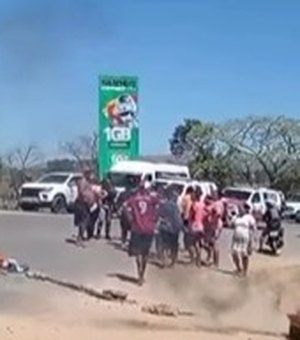 [Vídeo] Moradores do Brivaldo Medeiros fecham rodovia AL-115 em protesto contra falta de água