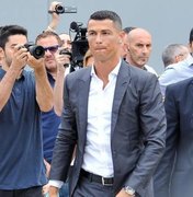 Com muita festa dos fãs, Cristiano Ronaldo faz exames médicos na Juventus