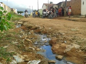 Idosa se desequilibra por causa de buraco e fratura perna em Arapiraca