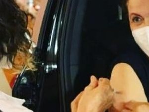 Ex-presidente Dilma Rousseff recebe 1ª dose de vacina contra a Covid-19