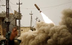 Exército do Iraque lança míssil contra combatentes do Estado Islâmico durante batalha em Mossul 
