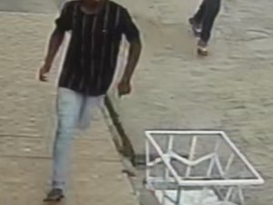 [Vídeo] Mulher foge com criança no colo após tentativa de roubo de veículo