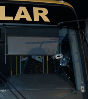 Ônibus escolar é atingido por disparos de arma de fogo no Trevo do Peba, em Piaçabuçu
