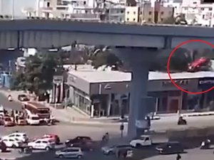 Motorista perde controle e carro cai de viaduto na Índia; veja vídeo