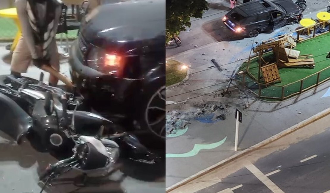 [Vídeo] Carro invade praça em Cruz das Almas e atropela motociclista; local ficou destruído