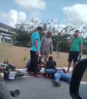 [Vídeo] Homem fica ferido após cair de motocicleta na BR-316, em Maceió