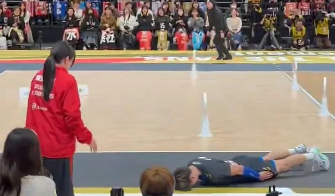 Vôlei: atleta acerta juíza e viraliza ao deslizar para pedir desculpas