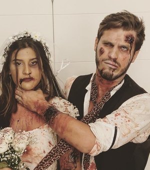 Giulia Costa e namorado curtem festa de Halloween: 'Recém-mortos e casados'