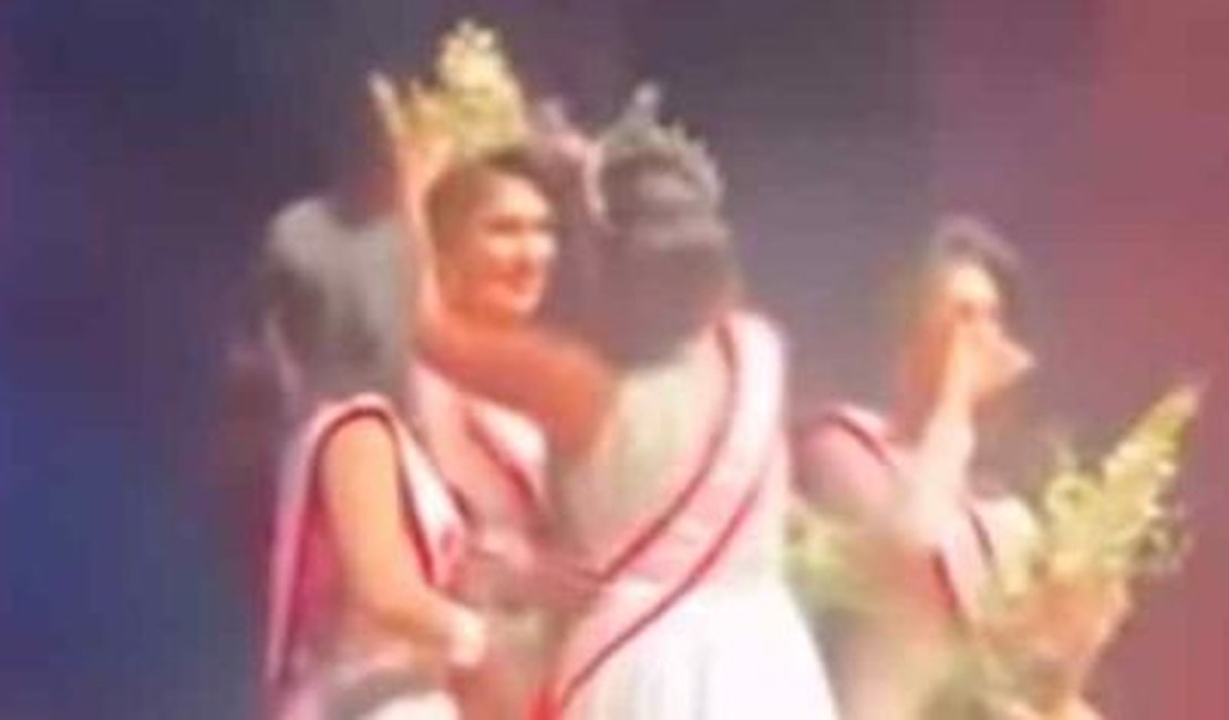 Vencedora de concurso de beleza vai parar no hospital após Miss Mundo arrancar coroa da cabeça dela